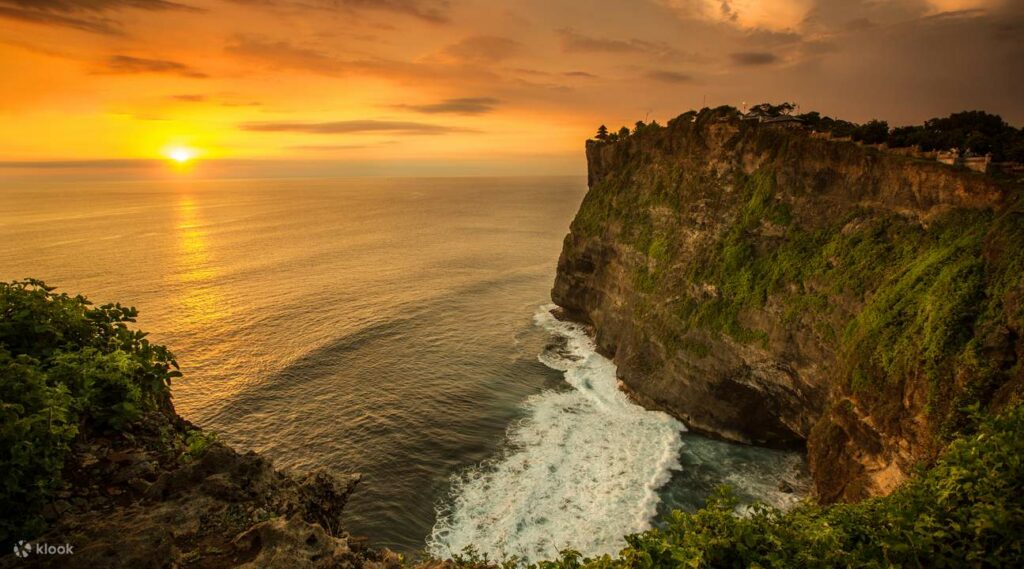 Sunsetdipurauluwatudankecakfiredance